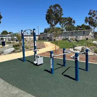 Outdoor-Fit calisthenics equipment for parks