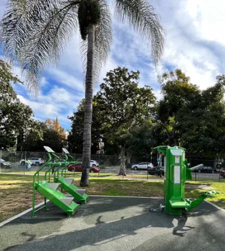 Outdoor-Fit gym equipment in LA Park