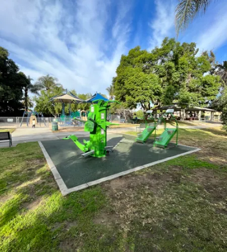 Outdoor-Fit gym equipment in LA Park